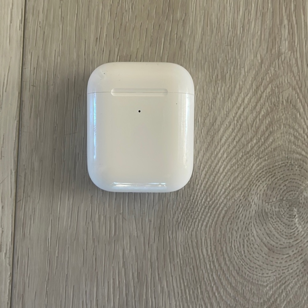 {Apple} airpod charging case